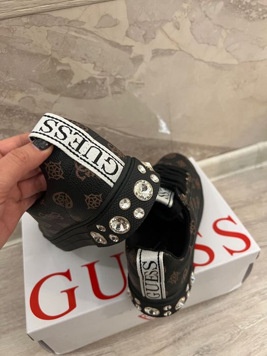 Оригинални сникърси Guess