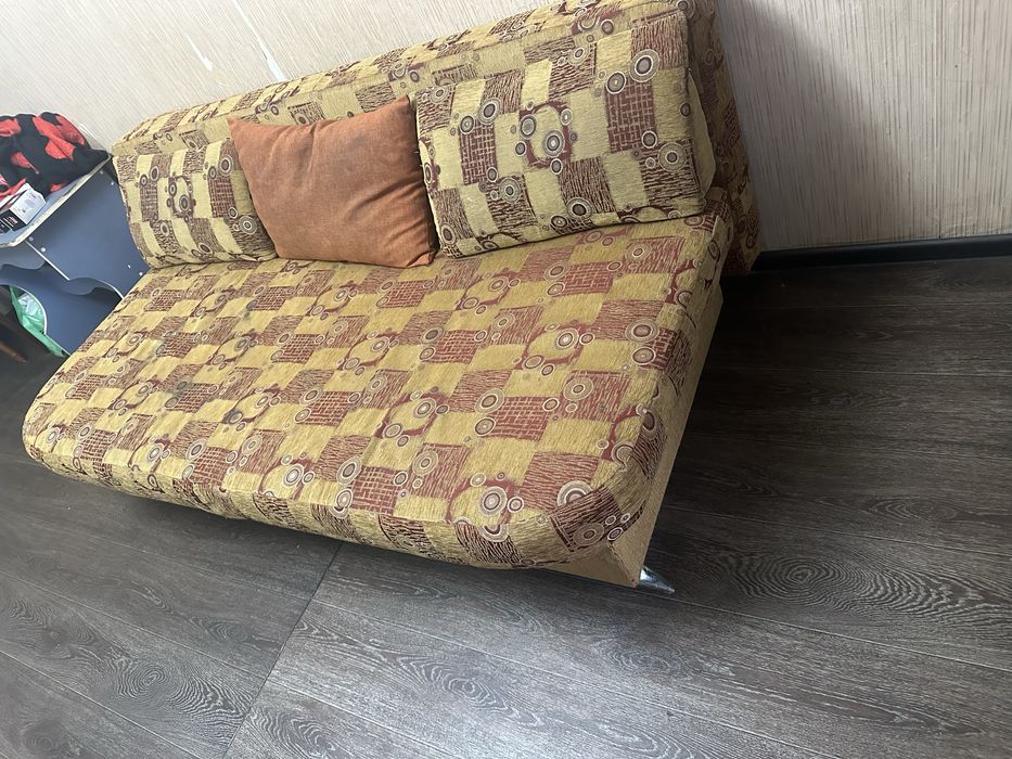 Отдам срочно диван бесплатно