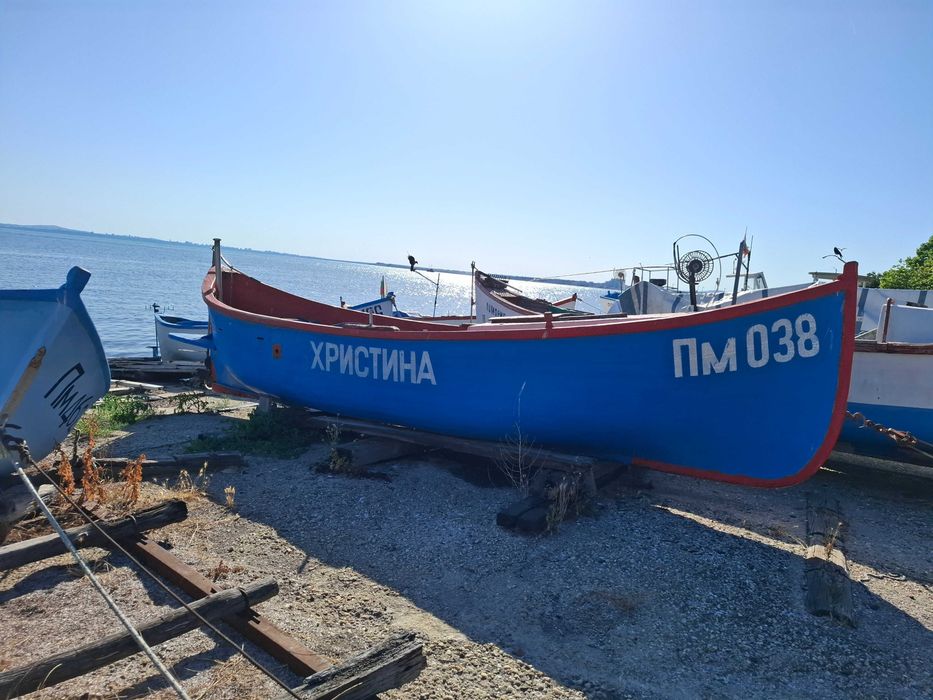 Моторна рибарска лодка