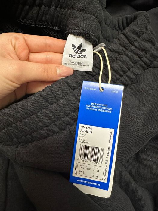 Pantaloni adidas noi cu etichetă