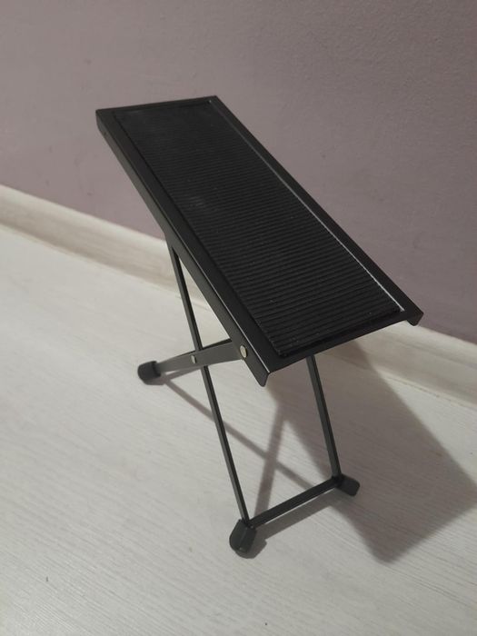 Продавам китара,калъф,тунер,столче.