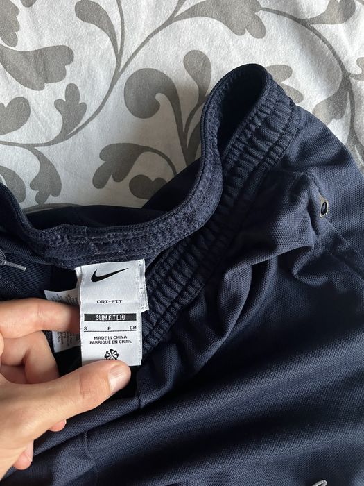 Долнища на Nike.