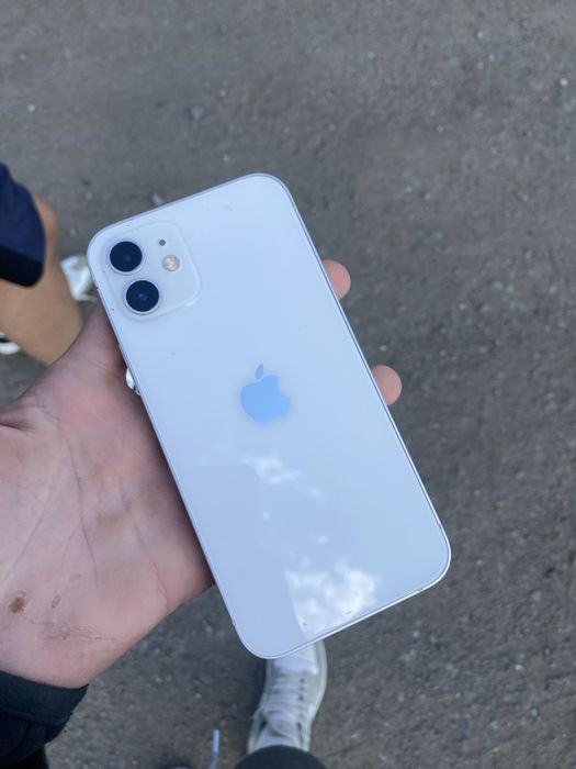 Продам или оьменяю айфон 12 64