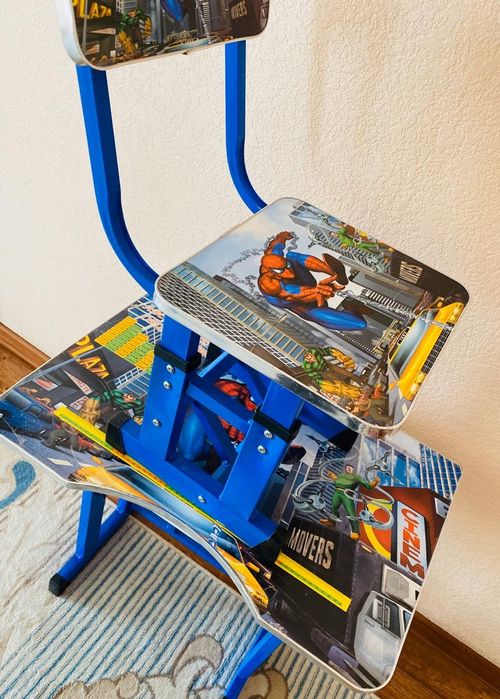 Растущие парта и стул.