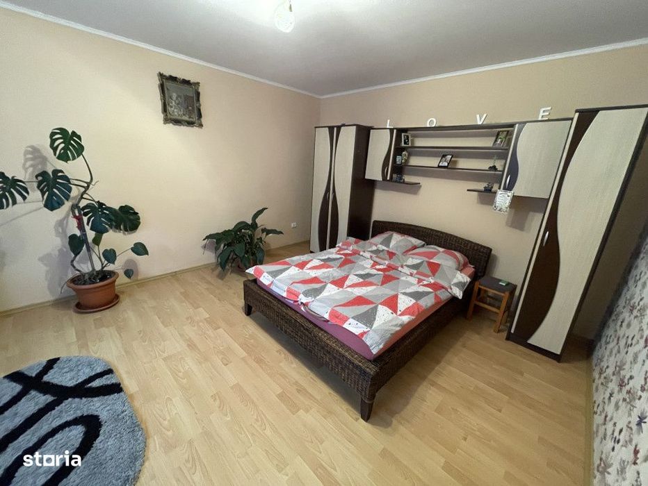 Casa cu doua apartamente si curte zona Turnisor