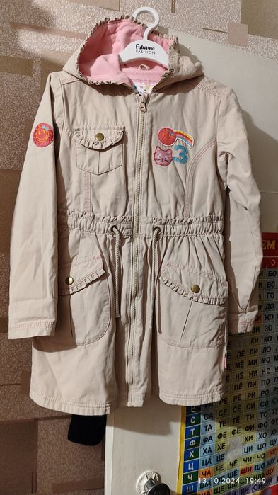 Три курточки демисезонные для девочки. Рост 134..
