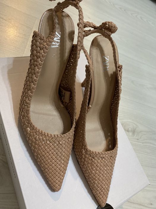 Pantofi decupati in spate