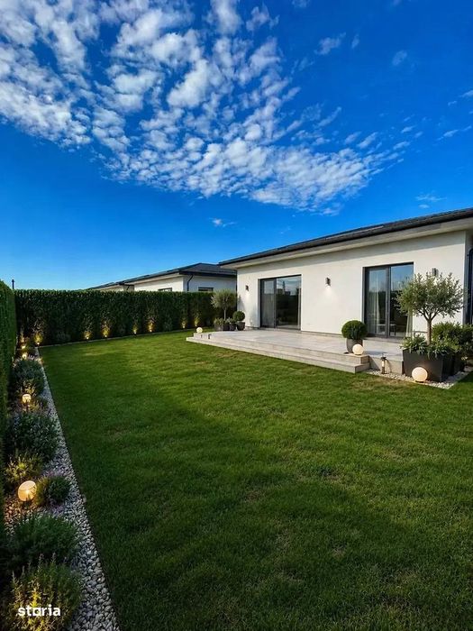 Vila single cu 3 bai, 3 dormitoare+living! Compartimentare excelenta