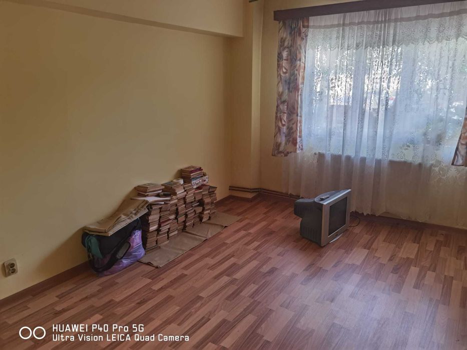 Vand urgent apartament cu centrala pe gaz, decomandat, parter, zona Spitalul Judetean.