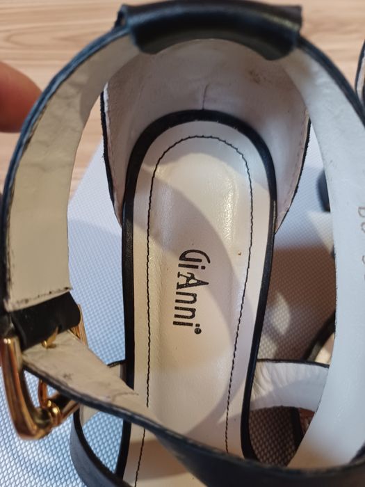 Дамски сандали на ток естествена кожа.