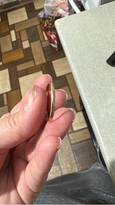 Золотое обручальное кольцо