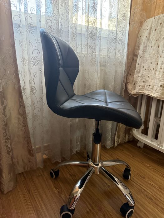 Продам кресло для мастеров