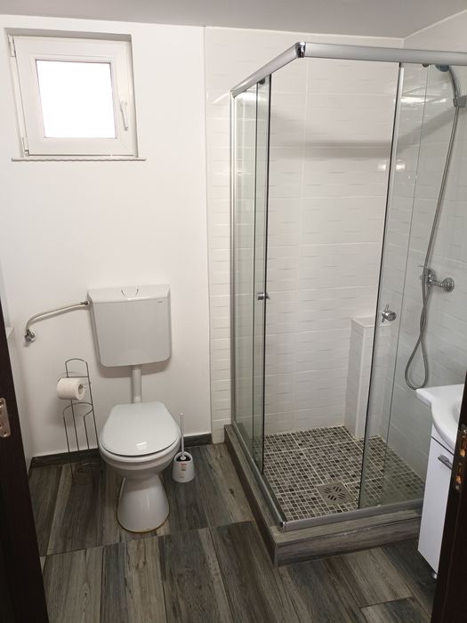 Închiriez apartamente și garsoniere în regim hotelier la muncitori