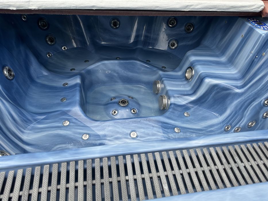 Jacuzzi electric 8 persoane - pret de ciubar 13000 lei