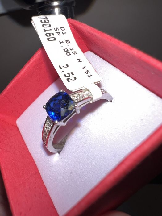 Золотое кольцо с бриллиантами и сапфиром