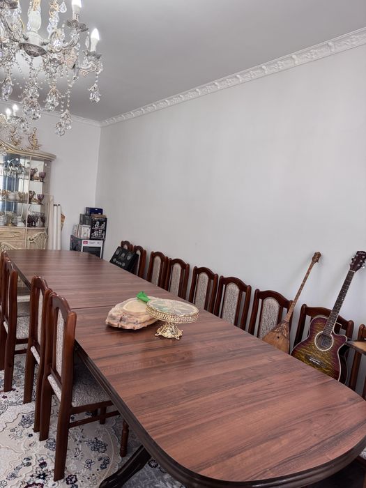 Продается большой стол (4,5 м) и 16 стульев