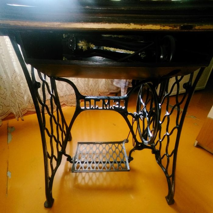 Швейная машина П.Г.М.З.