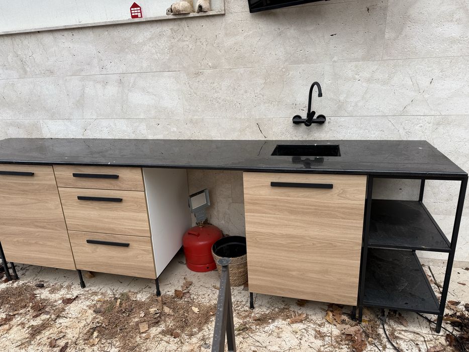 Кухня с плот от хранит