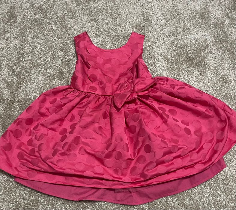 Розово платие, подходящо за рожден ден, празници и други поводи.