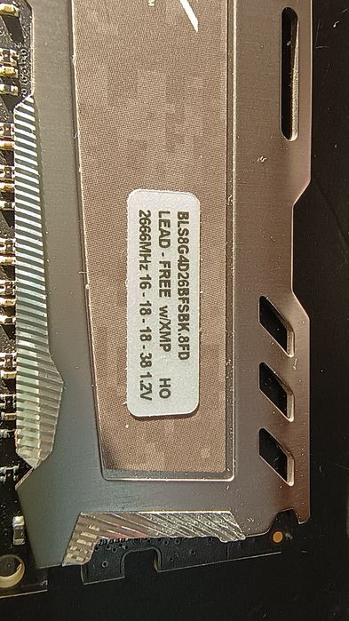 Memorie RAM desktop 8 GB ddr4 2666 cu radiator Micron Ballistic o bara