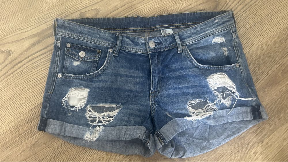 Blugi scurti rupti h&m