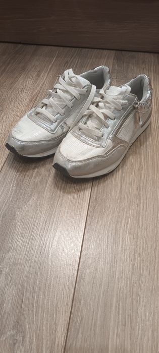 Дамски спортни обувки