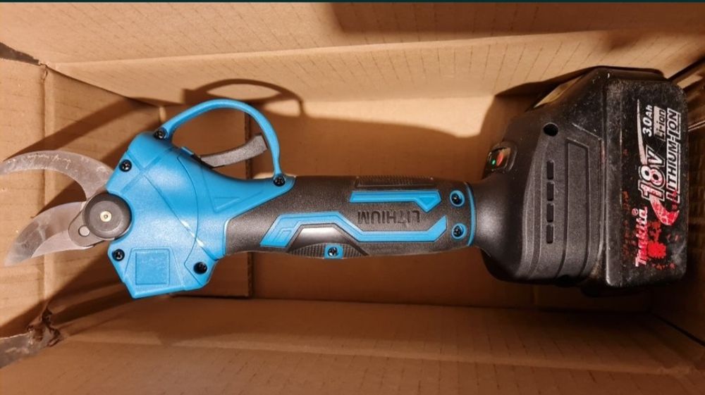 Vând foarfeca pomi care funcționează cu acumulator makita de 18v.