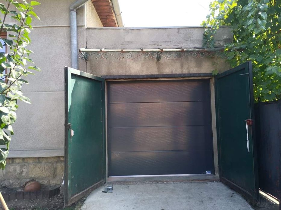 Usa de garaj secționala