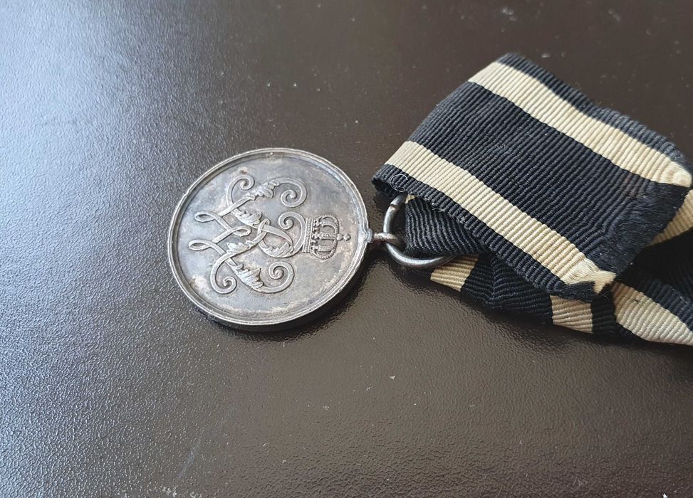 Медал за храброст KRIEGER VERDIENST Прусия 1873 година + 1 Pound 1985