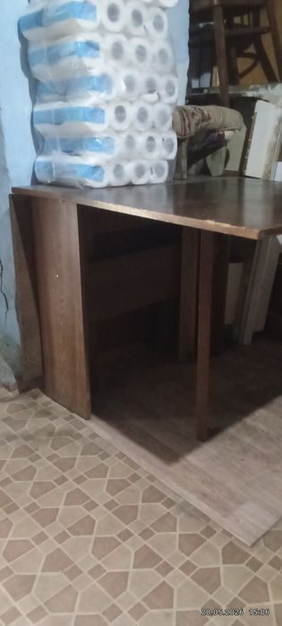 Продаю столы кухня и зал.
