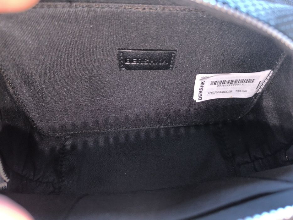 Мъжка чисто нова чантичка Bershka със етикет