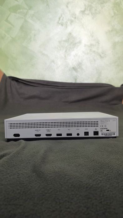 Xbox One S  + 2 Jocuri