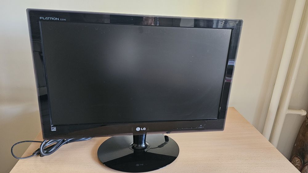 Монитор LG екран 55см 22 инча