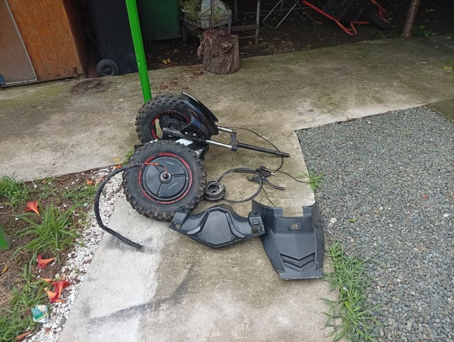 Vând piese de scuter electric și 4 baterii