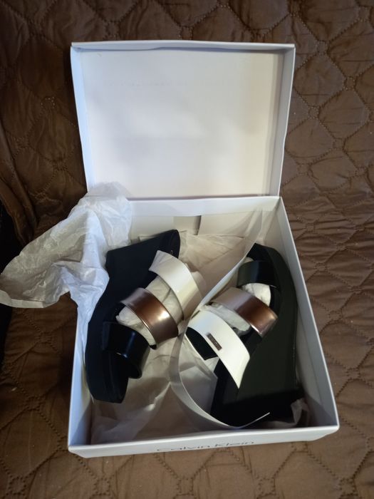 Продавам дамски чехли Calvin Klein