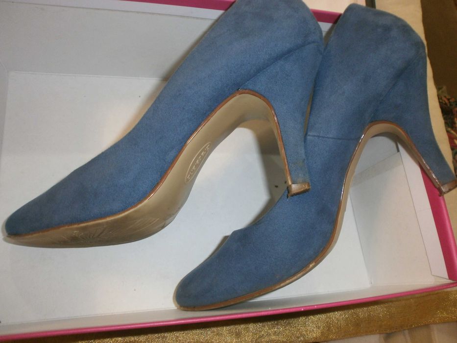 продавам дамски обувки и дамски чанти.