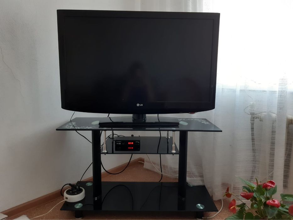 Телевизор LG б/у, диагональ 107