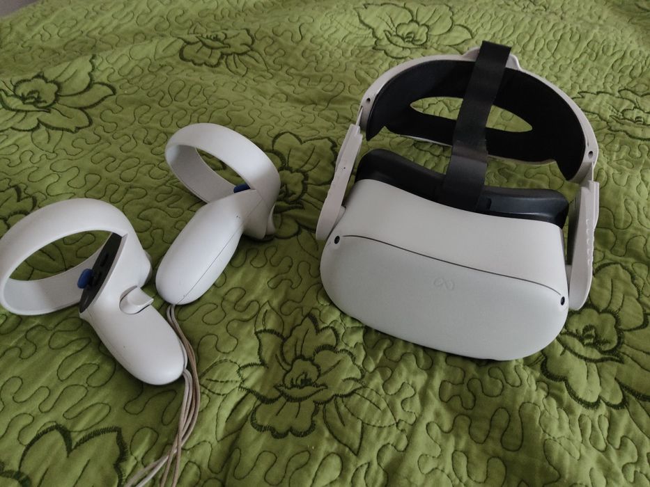 Meta Quest 2 cu accesorii (APROAPE NOU)
