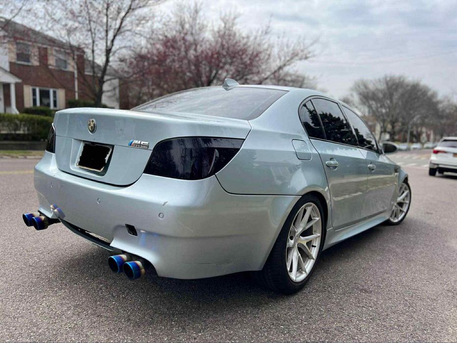 На части BMW E60, M5