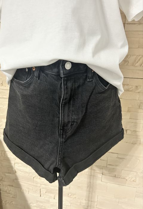 Pantaloni scurti H&M+ tricou H&M cadou.