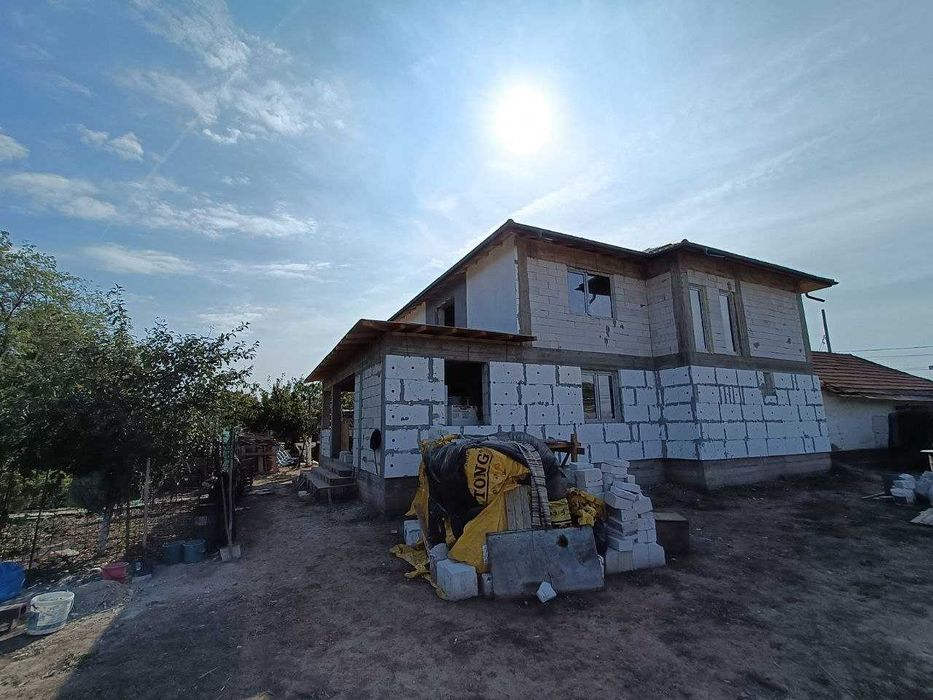 Echipa Meseriasi, specializați in: Constructii Case (Roșu, gri, cheie)