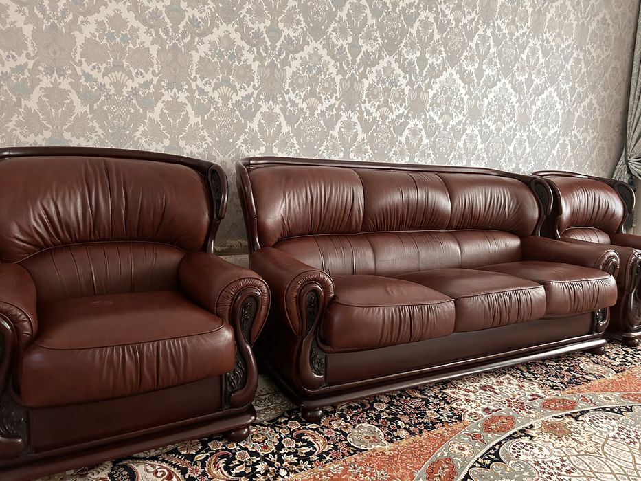 Кожаный диван с креслами