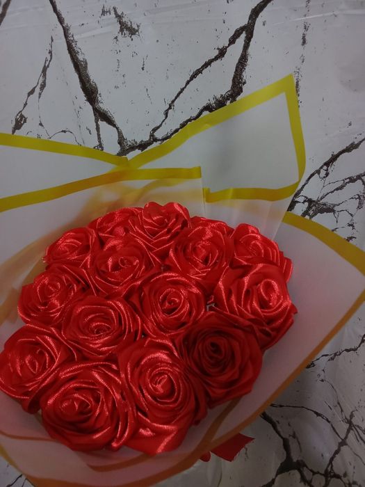 Розы из атласных лент