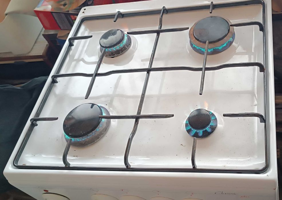 Продам газовую плиту De Luxe