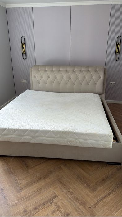 Кровать с матрасом 1.80