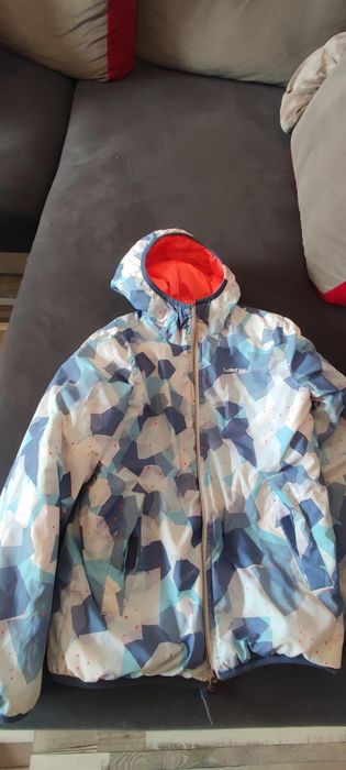 Продавам детско двулицево яке за ски купувано от Декатлон