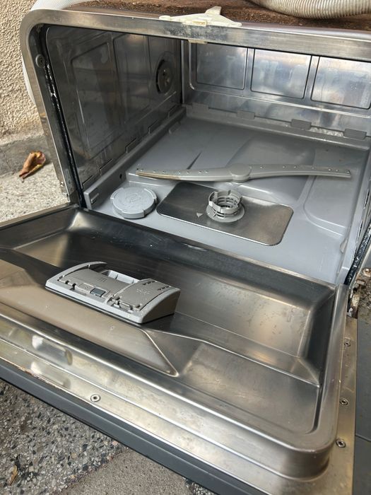 Съдомиялна за полу вграждане