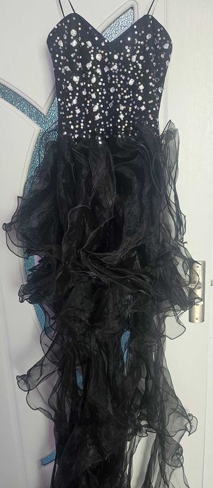 Черна рокля с камъчета