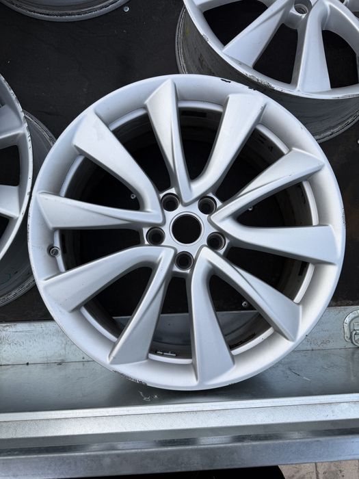 Tesla model 3 235/45R19