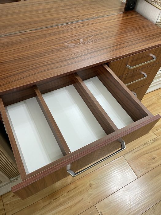 Туалетный гримерный столик с подсветкой и ящиками